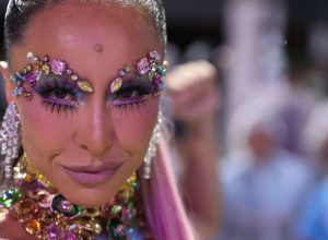 carnaval:-sabrina-sato-usa-fantasia-com-3-mil-cristais-em-ensaio