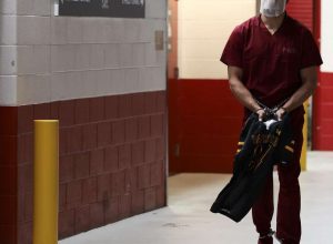 super-bowl-lx:-astro-do-patriots-chegou-descalco-e-algemado