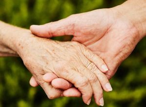‘muito-amor-e-um-pouco-de-sorte’:-cem-casais-revelam-o-segredo-para-um-relacionamento-feliz