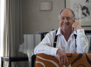 neil-sedaka,-cantor-e-compositor-astro-nos-anos-1960,-morre-aos-86-anos