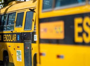 mae-detalha-suposta-agressao-a-filho-em-onibus-escolar-em-california:-“rosto-vermelho”