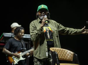 edson-gomes-canta-fogo-na-babilonia-e-faz-alegria-da-nacao-regueira-no-lollapalooza