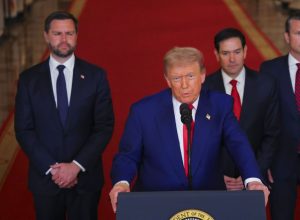 trump-abandona-lideranca-democratica-dos-eua,-diz-anne-applebaum