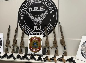 em-duas-acoes-na-via-dutra,-pf-apreende-10-fuzis-e-12-pistolas