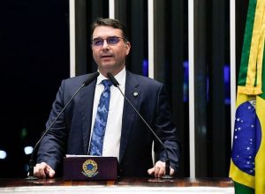 flavio-bolsonaro-mira-base-de-direita-e-agro-em-agendas-no-ms-e-rs