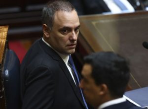 entre-gritos-e-pipoca,-milei-defende-chefe-de-gabinete-apos-escandalos