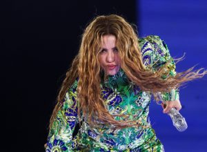 sob-a-lua-de-copacabana,-shakira-reune-sua-alcateia-em-noite-historica