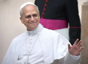 o-que-as-roupas-e-aderecos-usados-pelo-papa-leao-14-revelam-sobre-seu-estilo-e-sua-politica