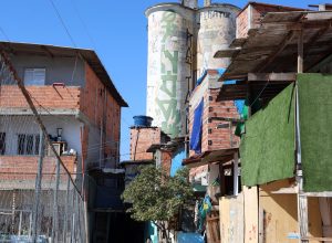4-em-cada-10-brasileiros-convivem-com-faccoes-no-bairro,-diz-pesquisa