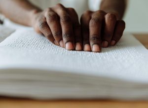 mec-entregou-menos-de-40%-dos-livros-em-braille-previstos-para-alunos-cegos-da-rede-publica-em-2026