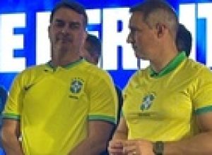 depois-de-cair-no-buraco,-flavio-joga-terra-em-cima-de-si-mesmo