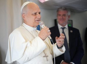 ‘six-seven’:-padre-viraliza-com-video-do-papa-leao-xiv-fazendo-a-trend;-veja