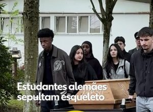 estudantes-alemaes-sepultam-esqueleto usado-em-aulas-apos-descobrirem-que-era-de-um-humano