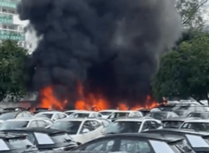 rj:-helicopteros-cairam-em-patio-e-causaram-incendio-de-20-carros-eletricos