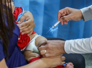 vacinacao-nas-escolas:-criancas-sao-imunizadas-e-atualizam-caderneta