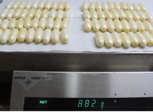 pascoa-e-tiradentes-no-aeroporto:-pf-pega-58-quilos-de-drogas-em-guarulhos