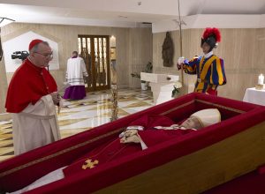corpo-do-papa-francisco-vai-a-basilica-de-sao-pedro-para-velorio-aberto-ao-publico