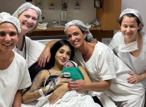 bia-miranda-se-desespera-ao-ver-filha-recem-nascida-internada-na-uti